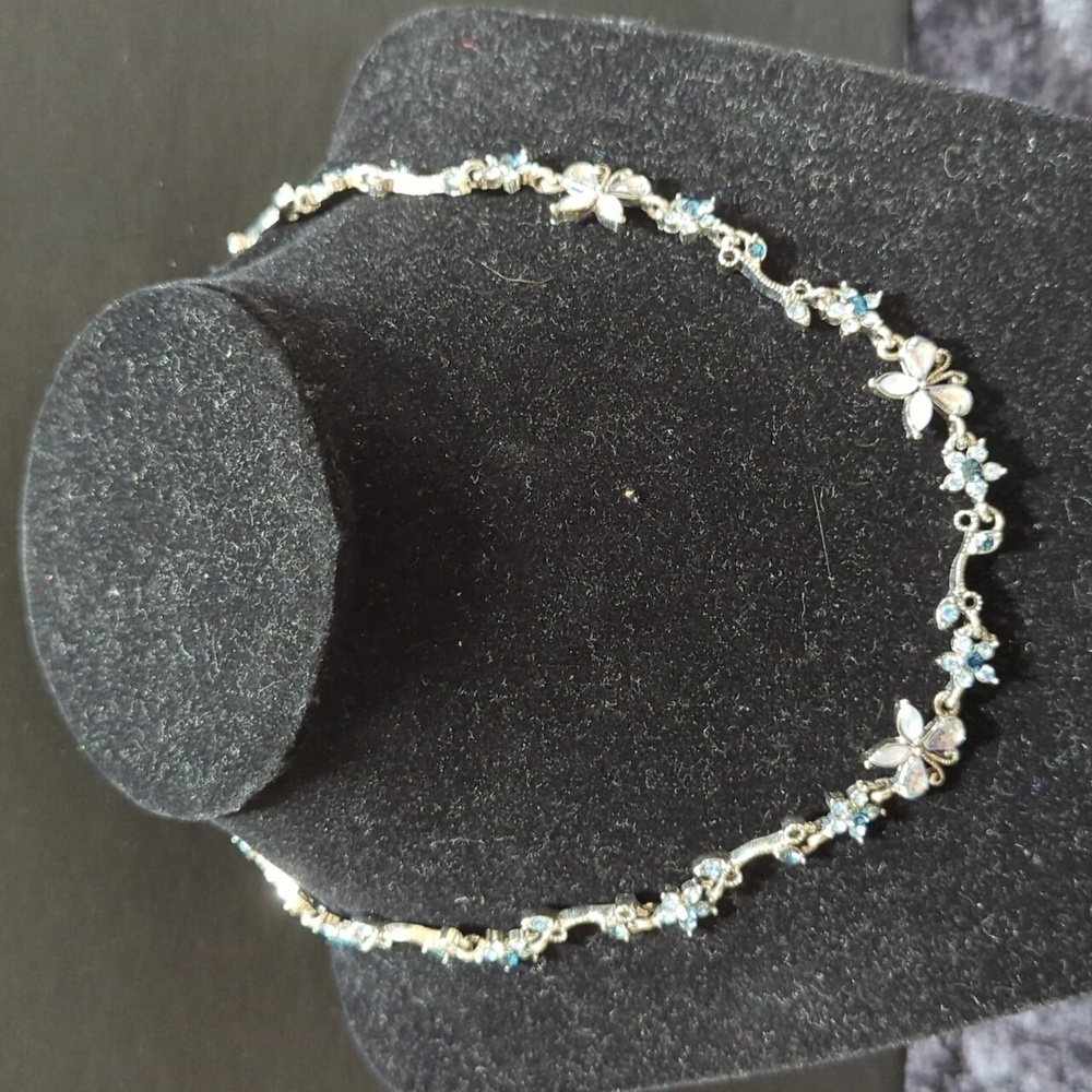 Unbranded Unmarked Silver Tone Floral Butterfly Necklace w/Claw Clasp